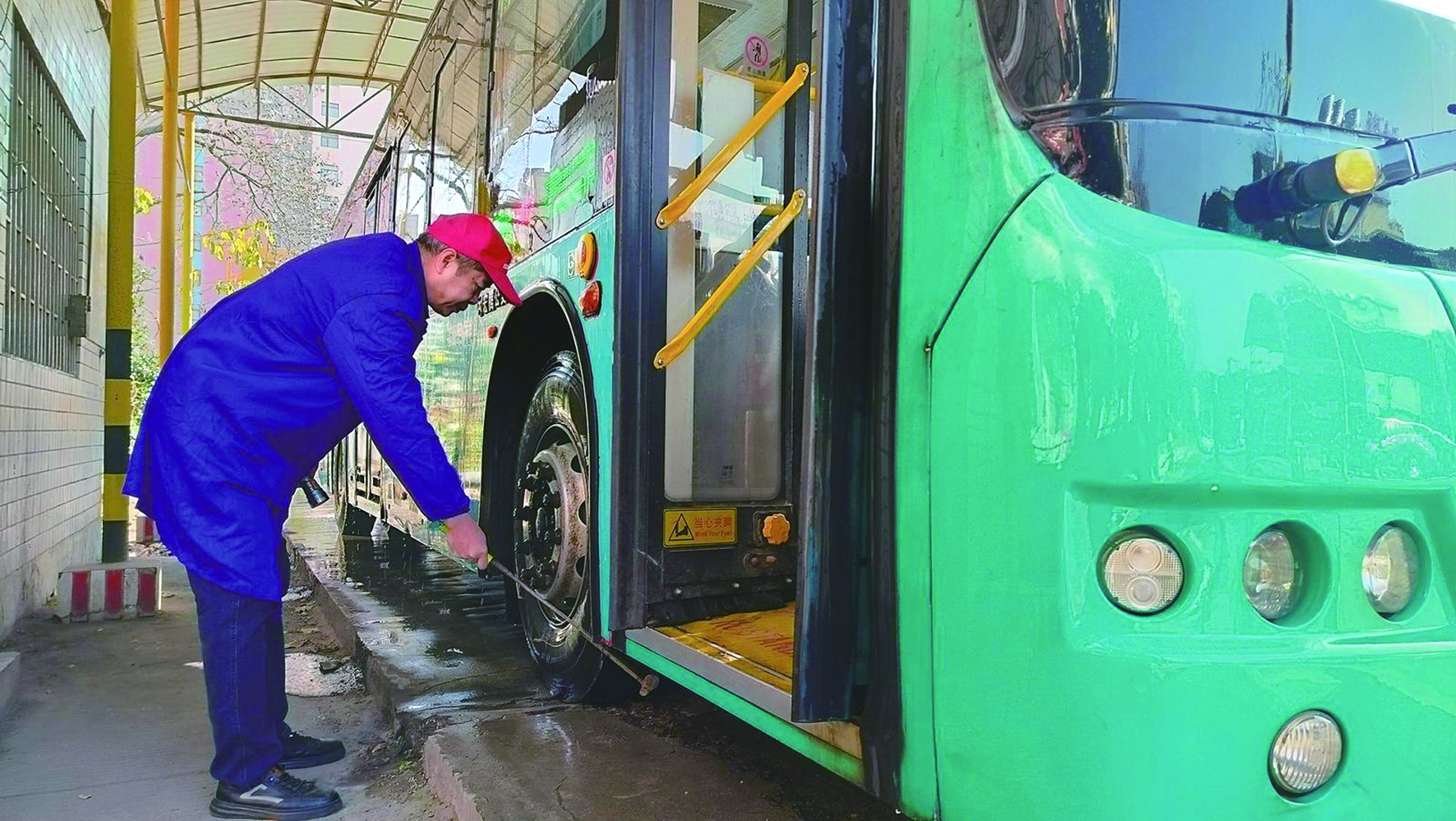 春運首日，我司各汽車站以熱情服務—— 讓乘客臉上多一份笑容